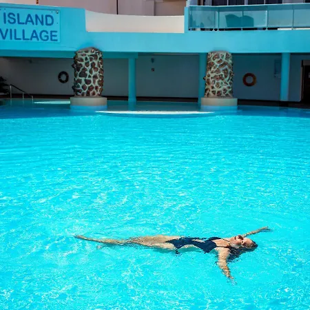 Island Village Heights 아파트 아데제